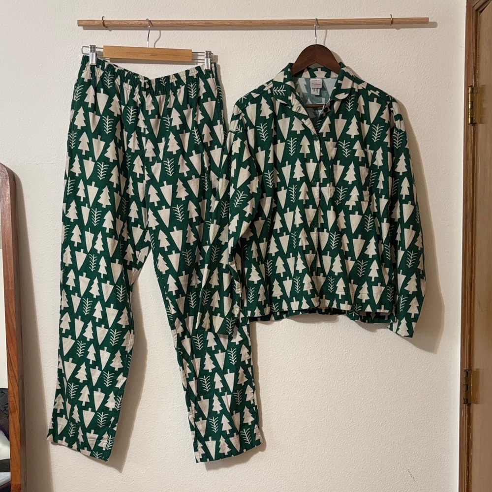 Hanna Andersson Green and White pine tree forest Design winter cotton pajama set
